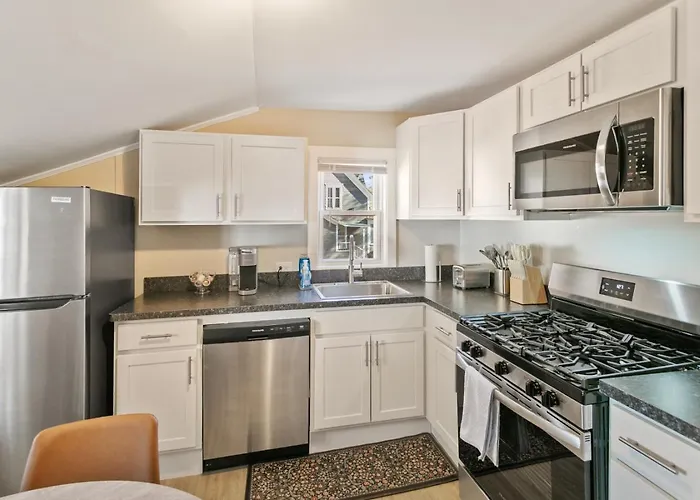 Cozy Spot In Heart Of Near Naval Base Apartamento