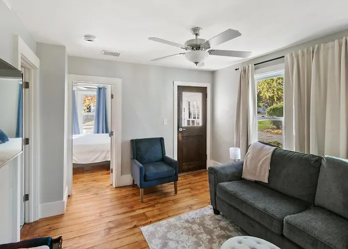 Cozy Spot In Heart Of Near Naval Base Libertyville