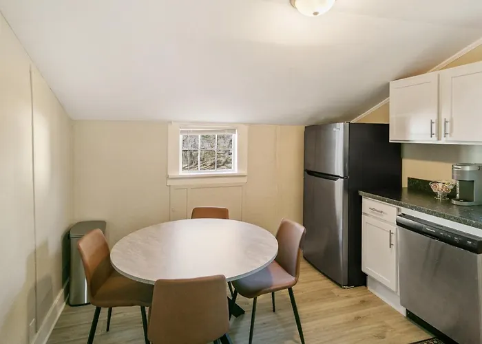 Cozy Spot In Heart Of Near Naval Base Libertyville