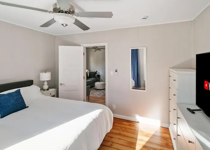 Cozy Spot In Heart Of Near Naval Base Libertyville